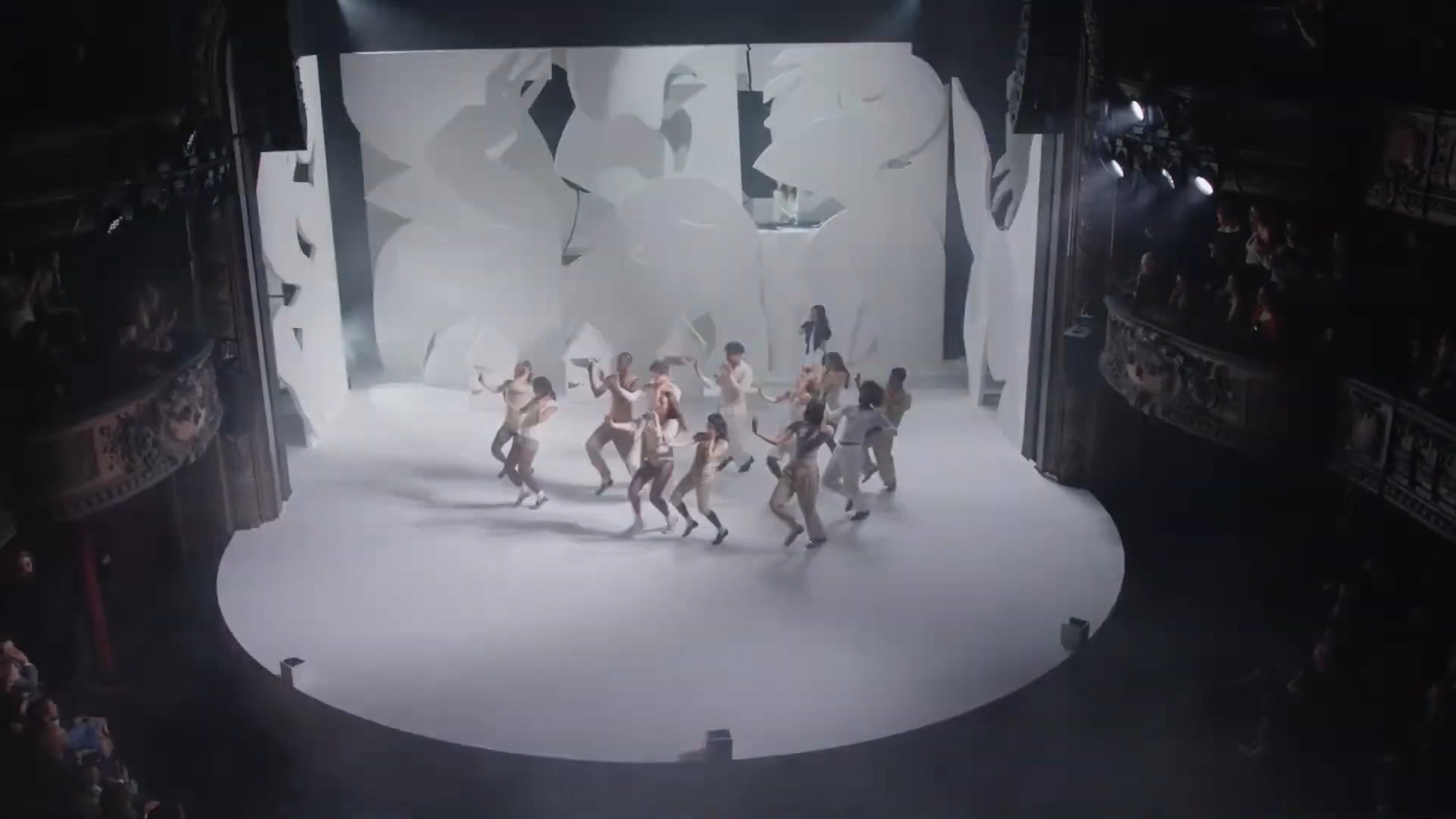 Photo de la scène du show louboutin lors de la Paris Fashion Week 2024. Chorégraphie des danseurs de la Marche Bleue, chorégraphié par LéoWalk.